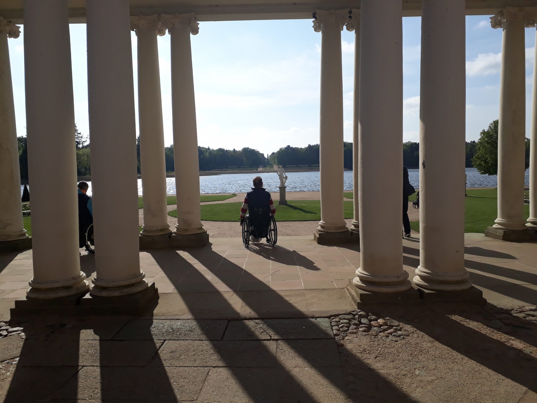 Säulengang mit Rollifahrer_spanische Blogger@Seehotel _Mai 2019